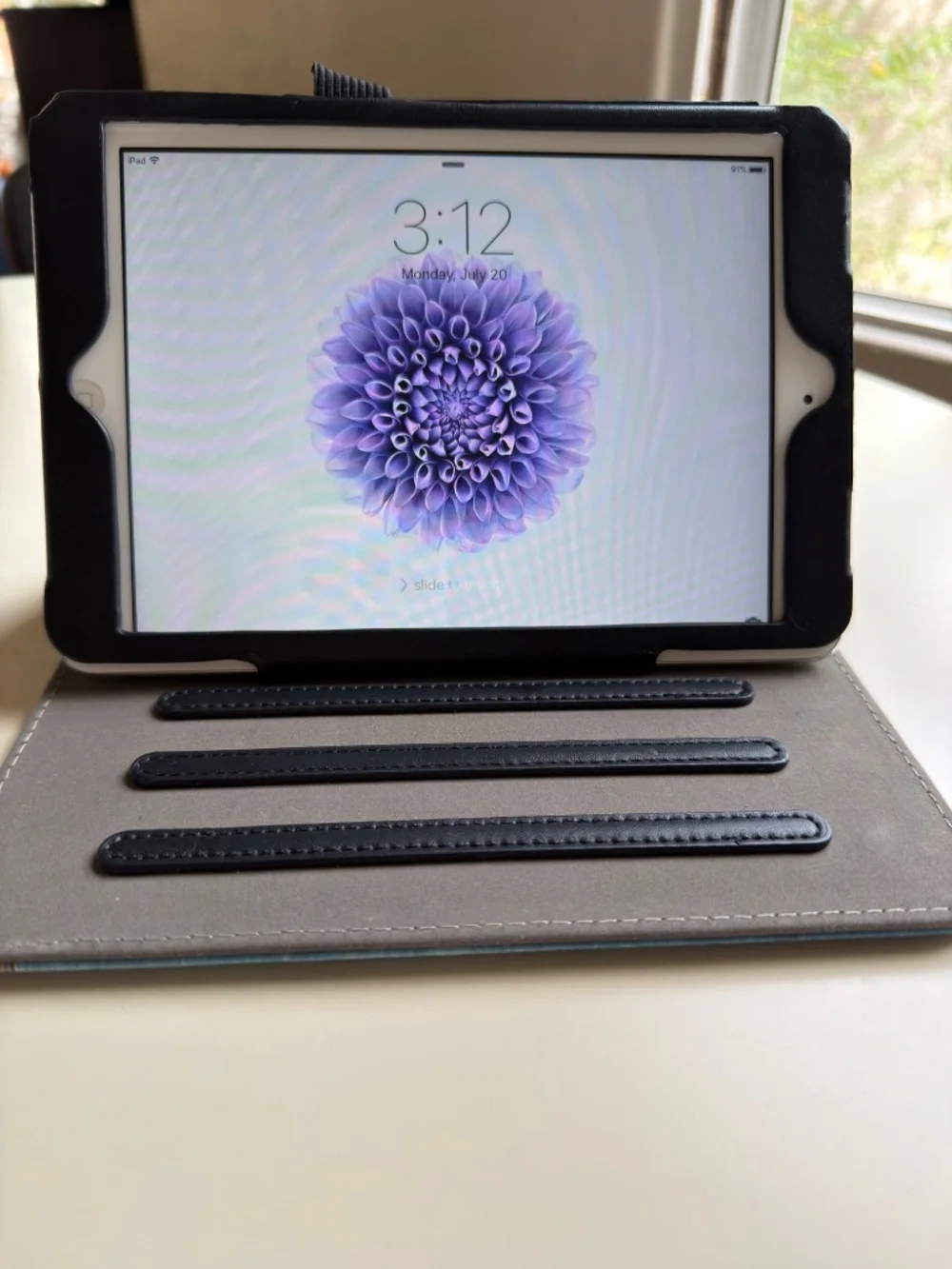 Apple iPad Mini 1st Gen 32GB Wi-Fi in White/Slate Finish + Stand Case